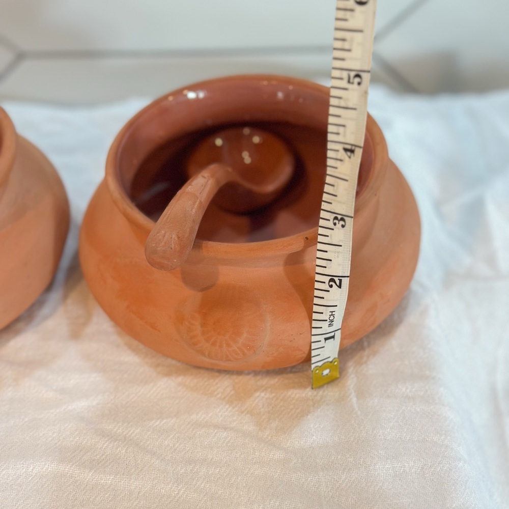 Terracotta salsa and guacamole serving dish with spoon - Picture 7 of 8